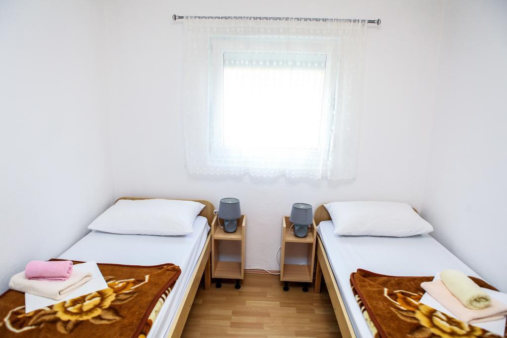 Ana Stjepan Nikolic - Pilgrim'S 2Nd Home Medjugorje Room photo